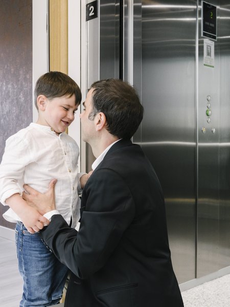Padre con figlio sul pianerottolo, vicino all’ascensore Orona