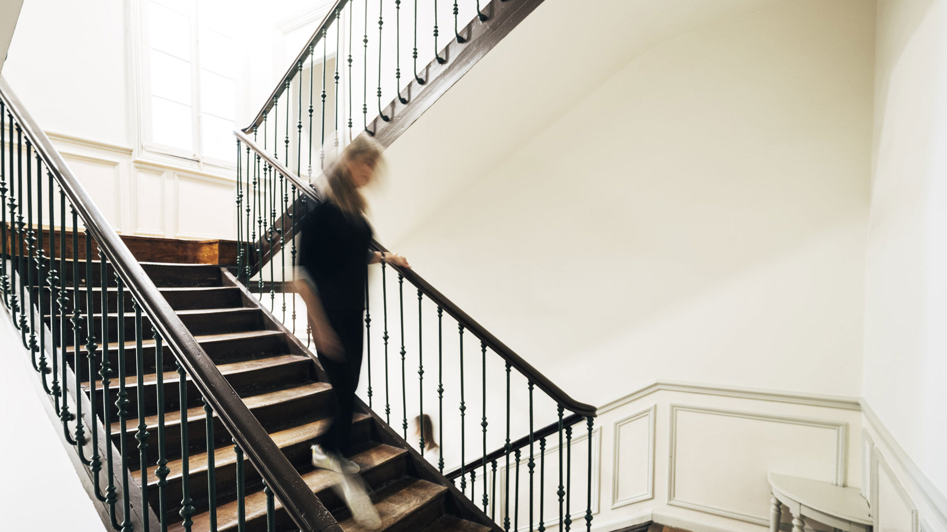 Frau beim Herabsteigen der Treppe