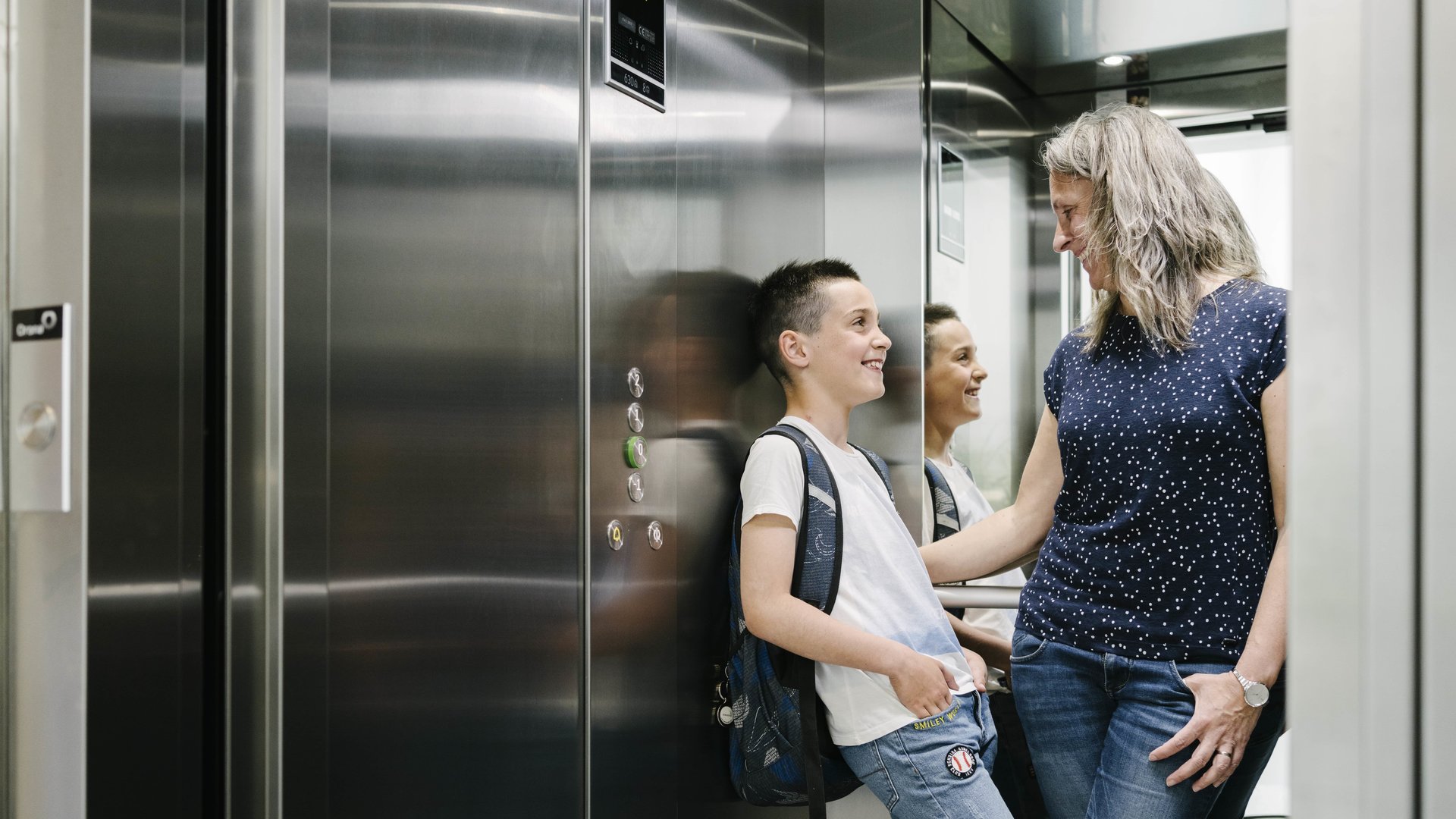 Madre e hijo en el ascensor