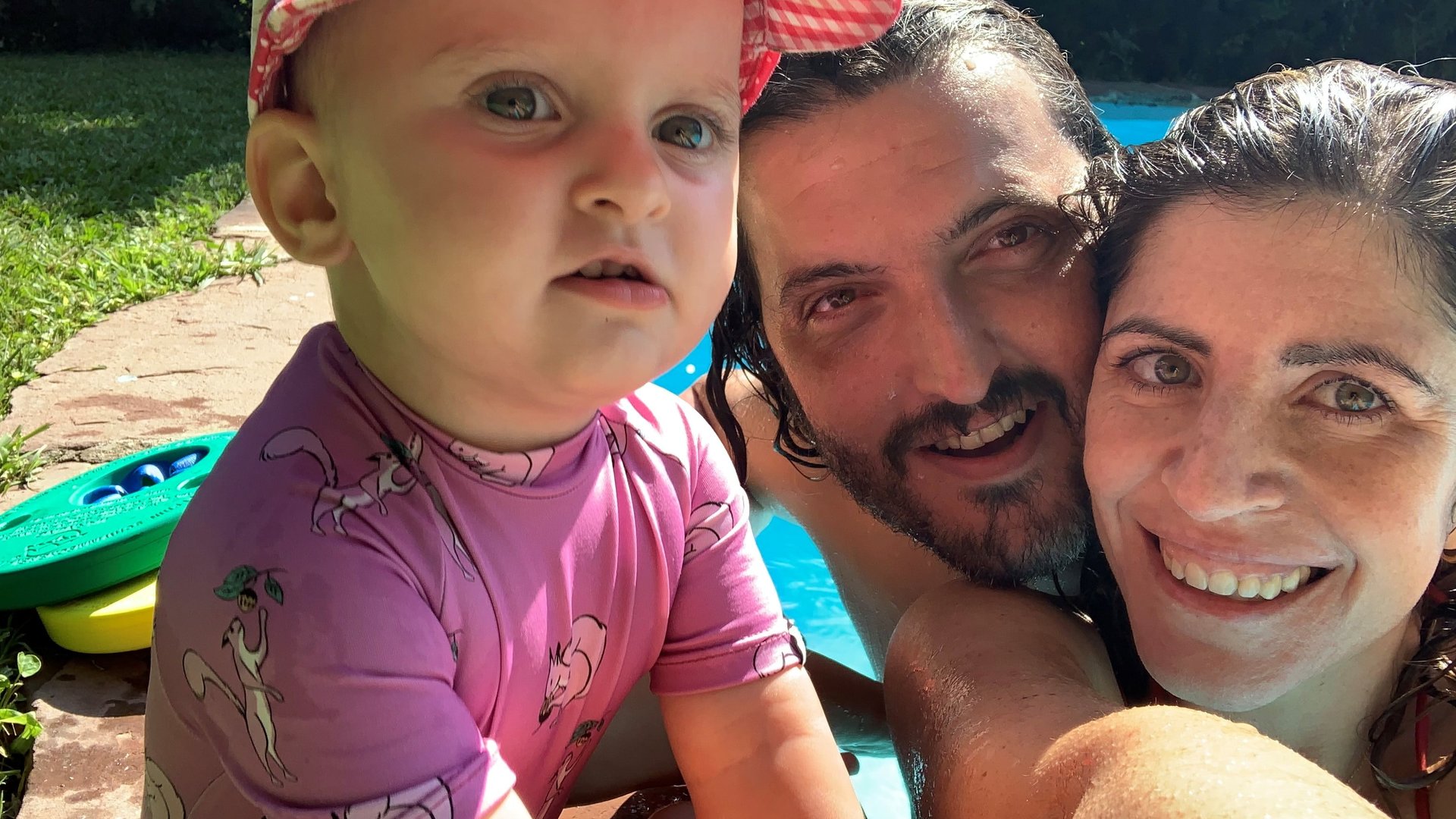 familia en verano en la piscina