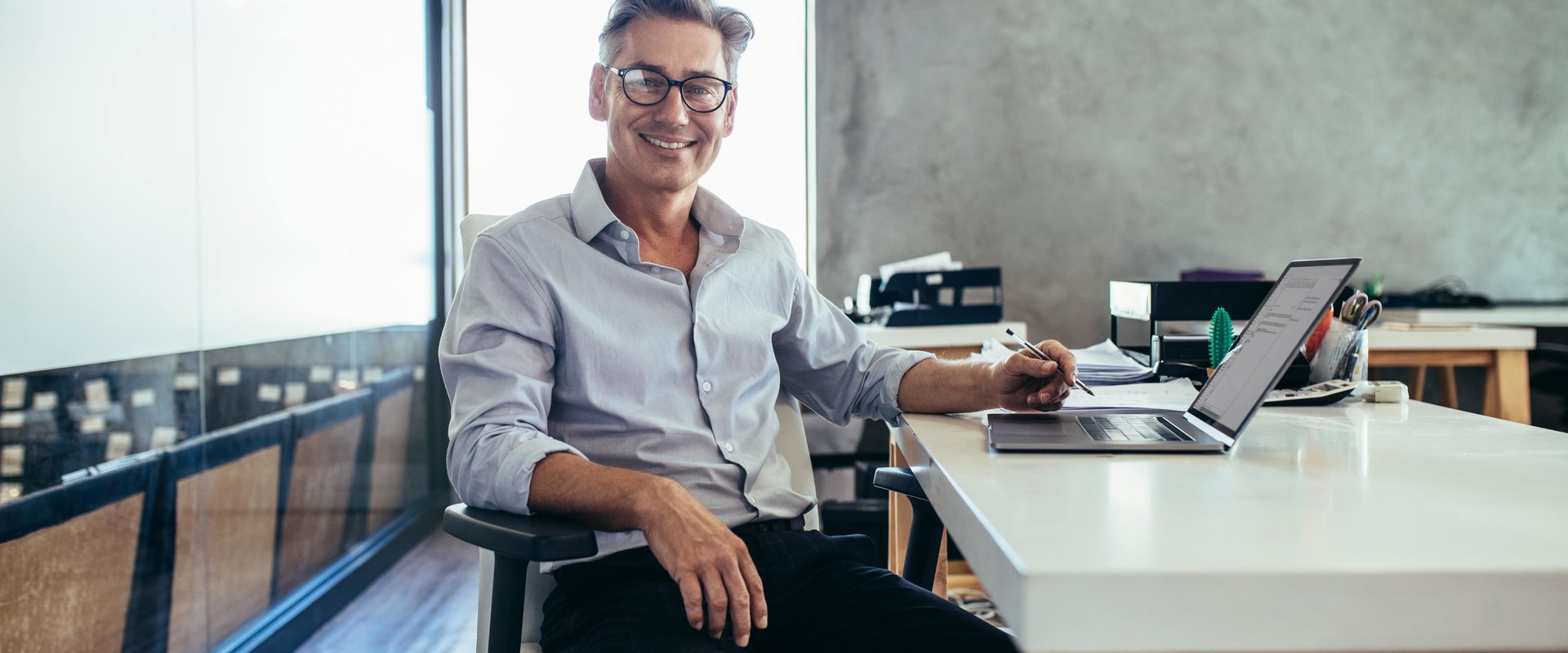 Homme dans son bureau avec son ordinateur