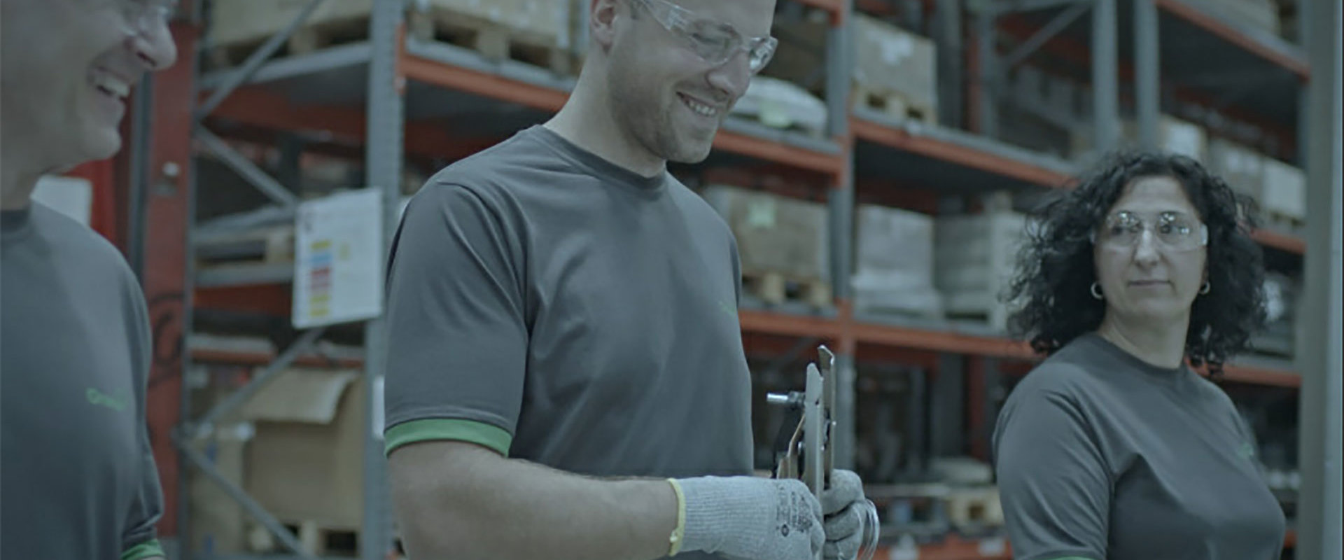 Tres trabajadores sonriendo