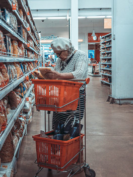 Starsza osoba robiąca zakupy