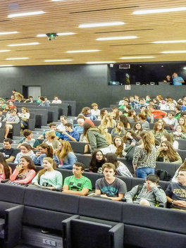 Alumnos, en el auditorio de Orona Fundazioa, que participaron en Zinetek 