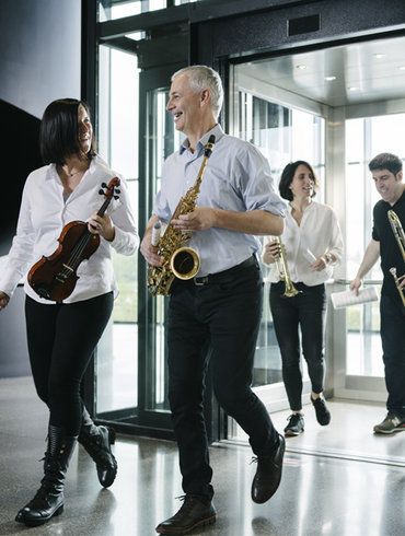 Musicians leaving lift elevator Orona
