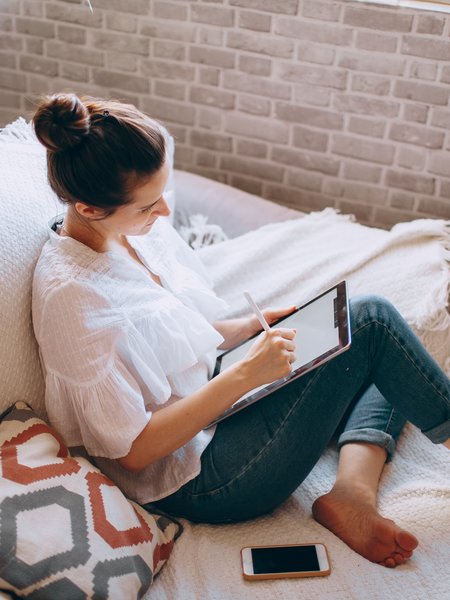 mujer en el sofá navegando con el ipad