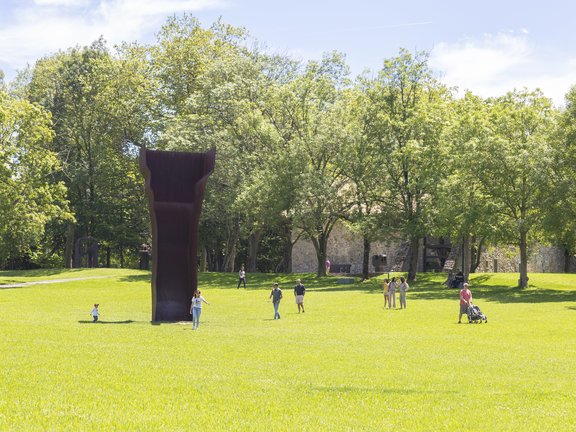 chillidaleku-hagen med skulpturen på jakt etter lyset av Eduardo Chillida