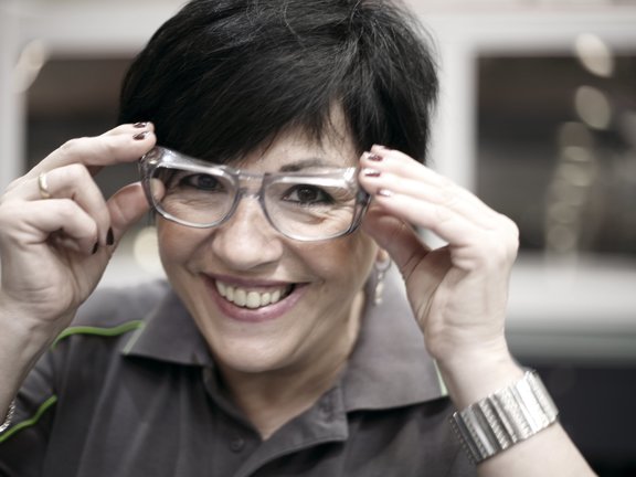 orona-ansatt tar på seg PVU-briller