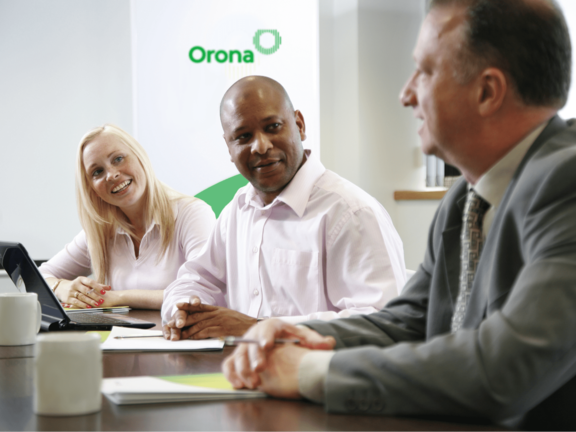 Equipo de trabajadores y trabajadora de Orona en una reunión