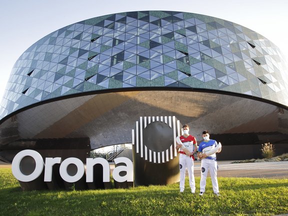 Dwóch graczy odmiany peloty baskijskiej przed siedzibą Orona