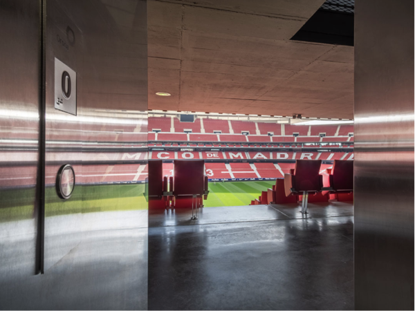 Ascenseur Orona dans un stade de foot