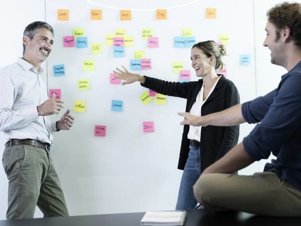 Equipo comercial discutiendo amigablemente