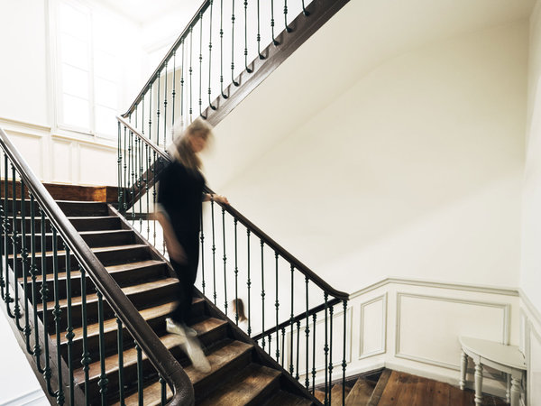 Mujer bajando por las escaleras