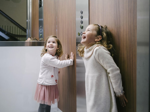 Petites filles dans l’ascenseur