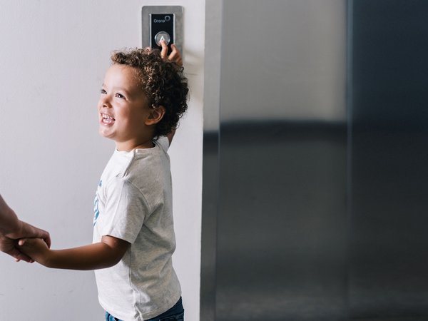 Niño pulsando un botón