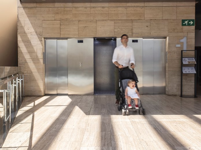Instalación de tres ascensores perfectamente nivelada con una silla de niños