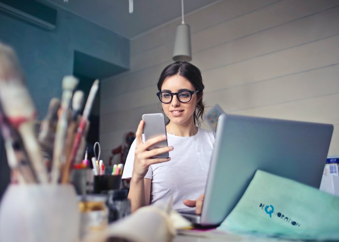 Jeune femme qui réalise des démarches au téléphone portable