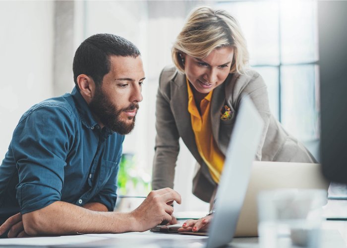 uomini e donne che lavorano al computer